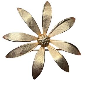 Vintage signed Giovanni Flower brooch pin color gold